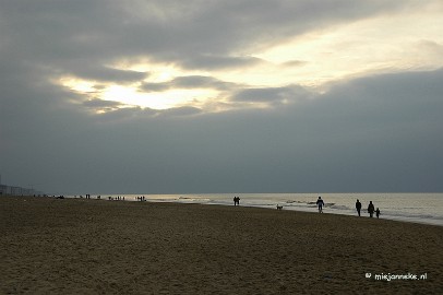 _DSC2120 EEn tipje van de zon die achter de wolken onderging
