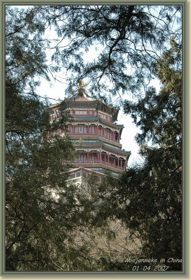 DSC_5214 Het Zomerpaleis in Beijing. Nog net een gaatje om de tempel te zien.